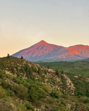 Jaime Cantizano Instagram - El Teide “encendido” por la última luz del día #natural #islascanarias #rojofuego