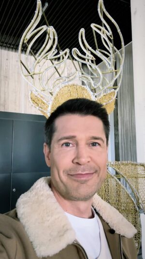 Jaime Cantizano Instagram - Cuernos navideños #mañaneros @la1_tve_ @rtve