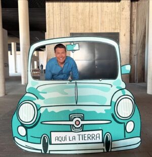 Jaime Cantizano Instagram - En un nuevo capítulo “atrezzo televisivo a las puertas de mi estudio”… @rtve #mañaneros