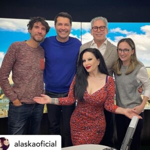 Jaime Cantizano Instagram - Posted @withregram • @alaskaoficial Por fin foto en ‘Por fin no es lunes’. Con @marioveinte que iba de salida y @jaimecantizano @isabellobo_ y @borisizaguirre, con ellos cada domingo en el programa @porfinnoeslunes en @ondacero de 10 a 11. Hoy mi sección musical radiofónica fue muy histórica, de El Lute a Cleopatra pasando por Alejandro Magno y la reina María de las Mercedes. El programa se puede escuchar en directo y posteriormente en www.ondacero.es