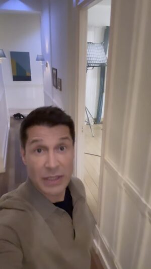 Jaime Cantizano Instagram - Casa de muñecas… #rodaje #feliz2024 #camara @rtve @la1_tve_