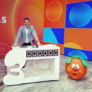 Jaime Cantizano Instagram - !Qué ilusión encontrarme con el único puesto de concursantes en la fase de preguntas que queda del histórico #123respondaotravez #television #tv #ruperta MAÑANEROS @rtve @la1_tve_