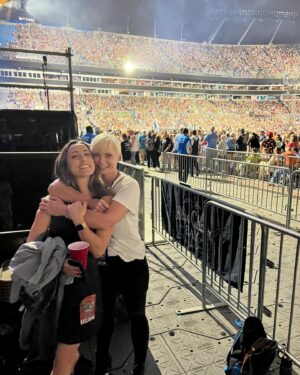 Jaime Pressly Instagram - #sisters #concert #bestnightever