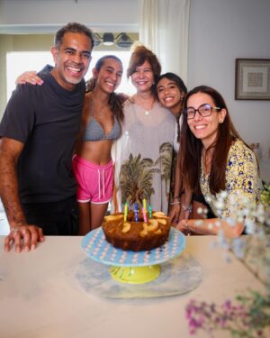 Jair Oliveira Instagram - Muito amor! 🫶🏾
E muita gratidão 🙏🏾 
Simples assim ❤️

#niver #xlix #4.9 #amor #familia #celebraçãodavida