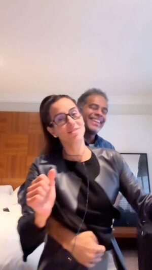 Jair Oliveira Instagram - Quarto conjugado é para… 
Dançar conjugado!!! 😂😂😂😂

Sobre a alegria de ter passado uns dias em #sampa na semana da Páscoa com o carinho e o aconchego de toda a equipe do @renaissancesaopaulo 
🙏🏾🙏🏼🙏🏽🙏🏾 ❤️❤️❤️❤️
P.S. não reparem a bagunça boa! Kkkkkk

@taniakhalill @programaodecasal @isabelaaa.oliveira @laura_.calil @grandespequeninos 

Trilha sonora no post de @potyxmusic para a @marshmelodymusic