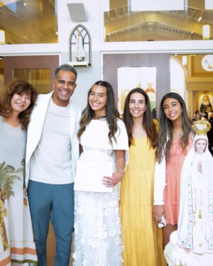 Jair Oliveira Instagram - Momento importante, especial e emocionante aqui em família! ❤️❤️❤️❤️❤️
#primeiracomunhao @isabelaaa.oliveira 

#familia #fe #Deus #amor #religiosidade #espiritualidade #uniao #carinho @taniakhalill @clorodrigues18 @laura_.calil @programaodecasal @grandespequeninos
