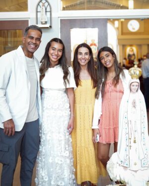 Jair Oliveira Instagram - Momento importante, especial e emocionante aqui em família! ❤️❤️❤️❤️❤️
#primeiracomunhao @isabelaaa.oliveira 

#familia #fe #Deus #amor #religiosidade #espiritualidade #uniao #carinho @taniakhalill @clorodrigues18 @laura_.calil @programaodecasal @grandespequeninos