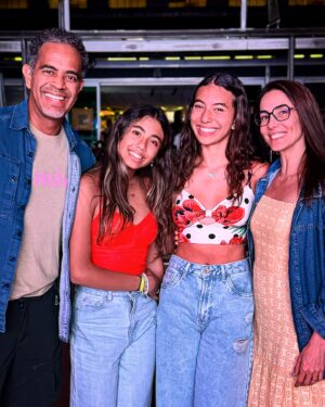 Jair Oliveira Instagram - Bom dia, sexta-feira!! 🥰🥰🥰🥰

@taniakhalill @programaodecasal @isabelaaa.oliveira @laura_.calil @grandespequeninos @clubmedbrasil @agenciadnrp #tbt #brasil #sp #springbreaak #familia #viagem #amor
