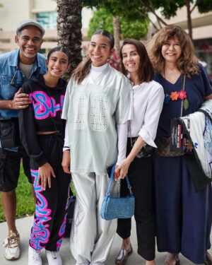 Jair Oliveira Instagram - Um final de semana repleto de bençãos, saúde e sorrisos!
#familia #amor #sorrisos @taniakhalill @jairoliveira @clorodrigues18 @heroesofhiphop @grandespequeninos @programaodecasal