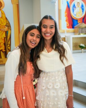 Jair Oliveira Instagram - Momento importante, especial e emocionante aqui em família! ❤️❤️❤️❤️❤️
#primeiracomunhao @isabelaaa.oliveira 

#familia #fe #Deus #amor #religiosidade #espiritualidade #uniao #carinho @taniakhalill @clorodrigues18 @laura_.calil @programaodecasal @grandespequeninos