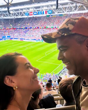 Jair Oliveira Instagram - Valeu, 🇩🇪!! 🙏🏾🙏🏾🙏🏾 
Foram 7 dias de um baita @programaodecasal repleto de cumplicidade, amor, parceria, novas experiências, encontros com amigos queridos e belíssimas paisagens cheias de História e significados.  Obrigado #frankfurt, #cologne, #düsseldorf, #rolf e @gueia ! Até breve!!
A saudade das pequenas também foi grande, mas é sempre bom passear em casal de vez em quando! Obrigado vovó @clorodrigues18 por cuidar tão bem de nossa família e nos permitir momentos assim! 
#amor #casal #miniferias #alemanha #euro2024 @programaodecasal @grandespequeninos
