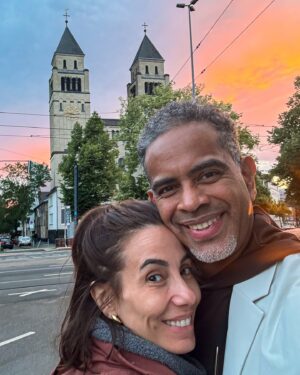Jair Oliveira Instagram - Valeu, 🇩🇪!! 🙏🏾🙏🏾🙏🏾 
Foram 7 dias de um baita @programaodecasal repleto de cumplicidade, amor, parceria, novas experiências, encontros com amigos queridos e belíssimas paisagens cheias de História e significados.  Obrigado #frankfurt, #cologne, #düsseldorf, #rolf e @gueia ! Até breve!!
A saudade das pequenas também foi grande, mas é sempre bom passear em casal de vez em quando! Obrigado vovó @clorodrigues18 por cuidar tão bem de nossa família e nos permitir momentos assim! 
#amor #casal #miniferias #alemanha #euro2024 @programaodecasal @grandespequeninos
