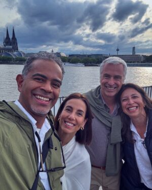 Jair Oliveira Instagram - Valeu, 🇩🇪!! 🙏🏾🙏🏾🙏🏾 
Foram 7 dias de um baita @programaodecasal repleto de cumplicidade, amor, parceria, novas experiências, encontros com amigos queridos e belíssimas paisagens cheias de História e significados.  Obrigado #frankfurt, #cologne, #düsseldorf, #rolf e @gueia ! Até breve!!
A saudade das pequenas também foi grande, mas é sempre bom passear em casal de vez em quando! Obrigado vovó @clorodrigues18 por cuidar tão bem de nossa família e nos permitir momentos assim! 
#amor #casal #miniferias #alemanha #euro2024 @programaodecasal @grandespequeninos