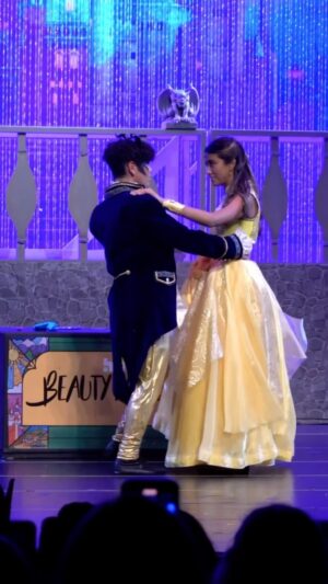 Jair Oliveira Instagram - No final de semana passado fomos prestigiar em Miami a nossa amada Laurinha na estreia do lindo espetáculo #BeautyandtheBeast (A Bela e a Fera) montado pelo pessoal da incrível escola de dança e teatro @heroesofhiphop ! 
Aqui vai um singelo #vlog de parte de nossa emoção em família, presenciando o grande desenvolvimento da pequena que, em sua primeira grande experiência músico-teatral com papel principal, explorou lindas oportunidades artísticas e encantou a todos nós! 
Concordam, @taniakhalill e @isabelaaa.oliveira?
Agradecimento a todos da equipe do espetáculo e aos queridos amigos que também foram lá prestigiar! 
Parabéns e viva a arte, @laura_.calil é @heroesofhiphop !!!
#emocao #belaeafera #bela @grandespequeninos @programaodecasal