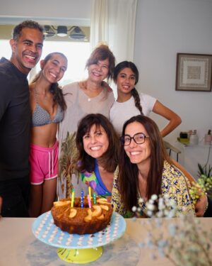 Jair Oliveira Instagram - Muito amor! 🫶🏾
E muita gratidão 🙏🏾 
Simples assim ❤️

#niver #xlix #4.9 #amor #familia #celebraçãodavida