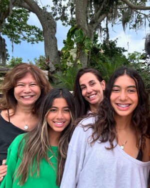 Jair Oliveira Instagram - Amar… a mãe… amém!

Te amo sempre! 
@clorodrigues18 

Feliz #diadasmaes