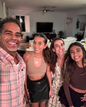 Jair Oliveira Instagram - 05/03 é dia deste nosso tesouro!  Laurinha é esta pessoinha linda cheia de brilho, sonhos, personalidade, amor, alegria, dedicação,  companheirismo, inteligência, perspicácia, amizade, compaixão, bondade e tantas outras características marcantes que fazem dela uma luz gigantesca em nossas vidas!  Parabéns, minha filha amada, com muita saúde e bençãos de Deus sempre e aproveite muito bem este seu dia e esta sua nova fase “teen”! Te amamos muito!

@laura_.calil @taniakhalill @jairoliveira @isabelaaa.oliveira @grandespequeninos #niver #familia #13anos #teen #amor