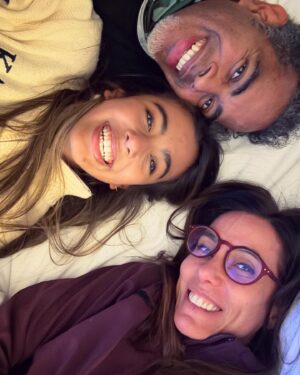 Jair Oliveira Instagram - 05/03 é dia deste nosso tesouro!  Laurinha é esta pessoinha linda cheia de brilho, sonhos, personalidade, amor, alegria, dedicação,  companheirismo, inteligência, perspicácia, amizade, compaixão, bondade e tantas outras características marcantes que fazem dela uma luz gigantesca em nossas vidas!  Parabéns, minha filha amada, com muita saúde e bençãos de Deus sempre e aproveite muito bem este seu dia e esta sua nova fase “teen”! Te amamos muito!

@laura_.calil @taniakhalill @jairoliveira @isabelaaa.oliveira @grandespequeninos #niver #familia #13anos #teen #amor