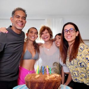 Jair Oliveira Instagram - Muito amor! 🫶🏾
E muita gratidão 🙏🏾 
Simples assim ❤️

#niver #xlix #4.9 #amor #familia #celebraçãodavida