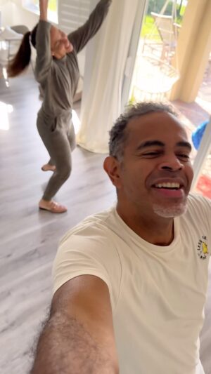 Jair Oliveira Instagram - Acordei e peguei ela desse jeito aqui na cozinha!! 💃🏻💃🏻😂😂😂
@taniakhalill   pijamão   efeito @madonna!!!
Eu e @limaodogdog não resistimos ao “café da manhã” repleto de energia boa e entramos na #vibe !!!
Alegria contagia, pessoal! Vamos espalhar!

#madonna #likeaprayer #taniakhalill #familia #jairzinho #jairoliveira #bomdia @programaodecasal @grandespequeninos