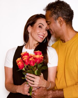 Jair Oliveira Instagram - Que prazer e que honra compartilhar incríveis momentos, experiências, aprendizados, descobertas, desafios, delícias, amores, flores e danças ao seu lado, @taniakhalill ! 
Nosso 24° #diadosnamorados juntos! Desde o primeiro olhar, a primeira canção composta para você (soando também aqui na trilha do post), o primeiro toque das mãos, dos lábios, dos corpos, das almas, meu coração vive em plena e constante alegria! Feliz dia ❤️❤️❤️❤️ Te amo!
#diadosnamorados #amor #cumplicidade @programaodecasal @grandespequeninos 

Canção: Bom Dia, Anjo - ao vivo (de @jairoliveira) álbum: Jair Oliveira 30
📸 @marcioamaralph 💄 @liaweiz