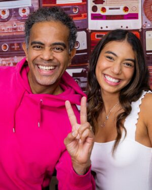Jair Oliveira Instagram - Bom dia!! ❤️❤️
Vem Logo (@jairoliveira feat @isabelaaa.oliveira)

Olha esse sol
Que veio hoje só para brilhar pra você
Até os passarinhos cantam pra te acordar
E a brisa assovia para te convidar
Então vem logo!

Vem mergulhar
Tirar as mágoas com água salgada do mar
Sentar na areia de alma cheia pra meditar
E agradecer por tudo, tudo mesmo que há 
Então vem logo

Vem logo viver!
Que tudo passa rápido demais
Vem logo, 
Vem ver
Que o dia só começa bem
Se o bem vem de você
Vem logo viver!
Que tudo vale a pena e é bom demais
Vem logo, 
Vem ver
Que o dia só termina bem
Se o bem vem de você

Vem logo , vem ver
O sol vai te esquentar
Depois um mergulho no mar
Pra refrescar e renovar
Vem logo

Vem logo, vem ver
Que sempre é verão
Quando há um sol no coração
E esse sol de boa vem
Vem logo

#vemlogo #jairoliveira #jairzinho #isaoliveira #paiefilha #amor #familia 

Música de @jairoliveira 
Produção e arranjo @leandrocaldeiraoficial  para @marshmelodymusic e @sdesamba 
Álbum: Tekoá já disponível em todas as plataformas digitais 
📸 @taniakhalill