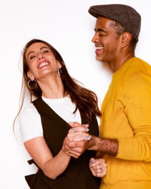 Jair Oliveira Instagram - Que prazer e que honra compartilhar incríveis momentos, experiências, aprendizados, descobertas, desafios, delícias, amores, flores e danças ao seu lado, @taniakhalill ! 
Nosso 24° #diadosnamorados juntos! Desde o primeiro olhar, a primeira canção composta para você (soando também aqui na trilha do post), o primeiro toque das mãos, dos lábios, dos corpos, das almas, meu coração vive em plena e constante alegria! Feliz dia ❤️❤️❤️❤️ Te amo!
#diadosnamorados #amor #cumplicidade @programaodecasal @grandespequeninos 

Canção: Bom Dia, Anjo - ao vivo (de @jairoliveira) álbum: Jair Oliveira 30
📸 @marcioamaralph 💄 @liaweiz