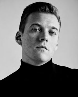 Jake Abel Instagram - @mikegonzalezstudio. ⚫️🔶🔺🔳 🔲 🔵