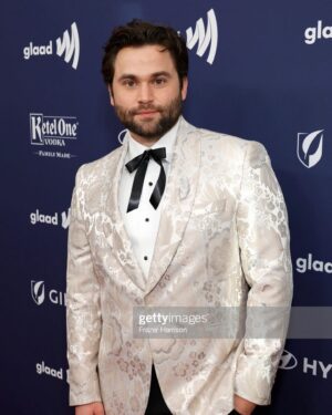 Jake Borelli Instagram - It’s giving Glam, it’s giving Kentucky-Fried-Chicken, it’s giving Gay. #glaadawards 😉 Thanks for having me @glaad