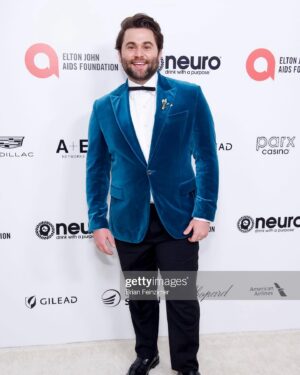 Jake Borelli Instagram - Glamor is a way of liiiiife. @eltonjohn #EJAFOscars @ejaf 

👔 @benjaminholtrop 
@jackvictorofficial 
💍 @dior 
💄 @groomedbymichelleharvey