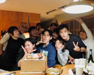 Jake Hsu Instagram - 我最愛的十二月走到尾聲了，今天聖的是自己的誕了。今年很奢侈的去了兩趟旅行，很珍惜地在過十二月的每一天。很珍惜地逛京阪神找到的每一家小店，吃到的每一份餐點。我最喜歡參訪有歷史痕跡的城市，也很愉快的在雞肉飯馬拉松吃下每一碗雞肉飯，很多人說我沒吃到的那家最好吃！（許多人表示就是三禾，請各位務必還是要告訴我哪一家最好吃！

明明告別二十代已經是兩三年前的事情，但怎麼還是覺得像昨天一樣！不過趁著有力氣，懷抱幹勁的過著每一年也不錯。除了戲劇工作持續努力之外（即將問世的《商魂》及《妳是我的姐妹》還請務必收看），今年的挑戰，有以驚嘆號結束的驚奇之旅，也有非常快樂的特派任務，我很感謝。

我希望明年繼續是一個充滿挑戰的一年，我會像勇者一樣再次從初心者村出發，一路召集夥伴，直至挑戰魔王。（雖然一月初馬上就有已知的魔王要襲來ʘ‿ʘ;

我希望明年的自己一樣好奇、熱情、勇敢，一樣雅撒蜥蜴（やさしい）。一樣目光如炬帶自己去想去的地方，同時一樣記得看沿途風景。生日快樂！新年快樂！また来年！