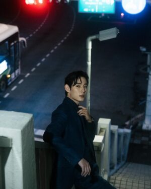 Jake Hsu Instagram - 在夜晚的城市迷走，雖然抬頭看不到星星，但四周滿是商家燈火。過路的車燈也像星星般閃耀，每一個光點都在告訴我一個故事。我選了Ralph Lauren Purple Label 來迎接我的春夏。

靈感來了，夜晚的魔法讓我的思緒跳耀，我連接起一些故事，也想到讓未來的角色在街邊起舞。台北還是很浪漫的嘛。

—

Ralph Lauren 紫標系列在北部的第一間精品店就在板橋大遠百，現在北部也可以買到到Ralph Lauren 紫標商品喔！

@ralphlauren 
#RalphLauren
#RalphLaurenTW 
#RLPurpleLabel