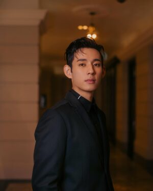 Jake Hsu Instagram - 金馬特派員PART II ：金馬獎入圍午宴🐎

金馬特派員很快樂，責任也重大，今年是繼金馬58之後再次看完所有入圍電影，在午宴跟入圍者暢聊，非常非常愉快。好幾部我狂愛的影片上映中，敬請看爆，這個週末大家準備要去看哪部電影呢？

任務結束之後，就是一年之中最喜歡的十二月了！計畫要扎實地放一個長假，要去幾個未曾造訪的地方，非常非常時期，還跟不同時間出發的朋友約好了在環球影城集合！（畫風匹變圖文不符望海涵）（希望朋友帶著瑪利歐手錶來🤩）（咦！）

髮型 @juntsai__ 
化妝 @sovenhomuha 
服裝 @apujan 
攝影 @fina_laqinakayalrurhzyal