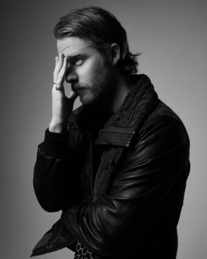 Jake McDorman Instagram - Cover Girl 💅🏼 @photobookmagazine 
📸 @ben_cope 
🧵 @erinkobrin 
💄 @rpromakeupartist 
🎨 @alarcn.daniel 
✍🏼 @jessica_bally 
Link in story