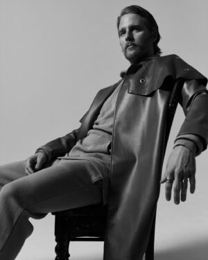 Jake McDorman Instagram - Cover Girl 💅🏼 @photobookmagazine 
📸 @ben_cope 
🧵 @erinkobrin 
💄 @rpromakeupartist 
🎨 @alarcn.daniel 
✍🏼 @jessica_bally 
Link in story