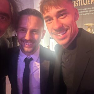 Jakub Kohák Instagram - AC SPARTA PRAHA oslavila 130 let a k tomuto krásnému jubileu natočila spot, do kterého mě přizvala, coby herce - doktora. Malinko jsem váhal, protože se jistě najdou tací, kteří mě nemají v lásce, ovšem když tě povolá Sparta - tak prostě musíš! Díky, spot se povedl, gratuluji tvůrcům i dalším účinkujícím, rovněž díkx za to, že jsem mohl být u toho - a Tobě Sparto přeji jen to nejlepší - ať nás těšíš navěky 🙏🏻⚒️🔥🏆⚽️⭐️⭐️⭐️ @acsparta_cz @lkrejci_ @t7.official @jakubpesek @panakfilip @lukasharaslin27 #genacs #37 #letensti