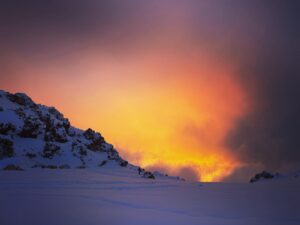 Jakub Štáfek Instagram - Aconcagua - 6962 metrů. Na kopci jsme strávili celkem 13dní. Bylo to něco co nejde popsat slovy. Ani zpětně když se snažím. Pořád se snažím přijít na to, proč mě něco takového láká, ale za boha vlastně nevím. Je to nějaký vnitřní pocit. Původně jsme měli být 4 kamarádi, ale okolnosti tomu chtěli jinak, takže jsme s Tomášem nakonec zůstali sami. Když nepočítám naše průvodce @marekta3 a @chuncho65. Zpočátku jsem se toho trochu bál, ale po pár dnech mi došlo, že lepšího parťáka jsem si nemohl přát. A kluci průvodci do toho krásně zapadli. Ač jsem se plnohodnotně nevyspal, nejen ta rozmanitost prostředí mě držela na nohou. Ani nevím zda-li mi víc vadila ta zima, nadmořská výška nebo vyčerpání. To prostě k horám patří a člověk na tu hru přistoupí. Dopadlo to tak jak to dopadlo, na vrchol jsme bohužel nedošli, ale i tak na to budu vzpomínat do konce života! Pořád jsem byl nejvýš co jsme kdy byl. Ve finále člověk zjistí, že to co ho nejvíc trápí, je jen souboj s egem. Jsem rád, že jsme oba živí a zdraví. Ta hora tu ještě nějakou dobu stát bude 💪🏻 A to, že je člověk bez signálu a telefon slouží jen jako fotoaparát je v dnešní době k nezaplacení 🙏 #adventure #mountains #argentina #aconcagua #track #friends #memories #no #pain #no #gain #lot #of #snow