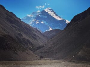 Jakub Štáfek Instagram - Aconcagua - 6962 metrů. Na kopci jsme strávili celkem 13dní. Bylo to něco co nejde popsat slovy. Ani zpětně když se snažím. Pořád se snažím přijít na to, proč mě něco takového láká, ale za boha vlastně nevím. Je to nějaký vnitřní pocit. Původně jsme měli být 4 kamarádi, ale okolnosti tomu chtěli jinak, takže jsme s Tomášem nakonec zůstali sami. Když nepočítám naše průvodce @marekta3 a @chuncho65. Zpočátku jsem se toho trochu bál, ale po pár dnech mi došlo, že lepšího parťáka jsem si nemohl přát. A kluci průvodci do toho krásně zapadli. Ač jsem se plnohodnotně nevyspal, nejen ta rozmanitost prostředí mě držela na nohou. Ani nevím zda-li mi víc vadila ta zima, nadmořská výška nebo vyčerpání. To prostě k horám patří a člověk na tu hru přistoupí. Dopadlo to tak jak to dopadlo, na vrchol jsme bohužel nedošli, ale i tak na to budu vzpomínat do konce života! Pořád jsem byl nejvýš co jsme kdy byl. Ve finále člověk zjistí, že to co ho nejvíc trápí, je jen souboj s egem. Jsem rád, že jsme oba živí a zdraví. Ta hora tu ještě nějakou dobu stát bude 💪🏻 A to, že je člověk bez signálu a telefon slouží jen jako fotoaparát je v dnešní době k nezaplacení 🙏 #adventure #mountains #argentina #aconcagua #track #friends #memories #no #pain #no #gain #lot #of #snow