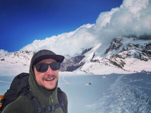 Jakub Štáfek Instagram - Aconcagua - 6962 metrů. Na kopci jsme strávili celkem 13dní. Bylo to něco co nejde popsat slovy. Ani zpětně když se snažím. Pořád se snažím přijít na to, proč mě něco takového láká, ale za boha vlastně nevím. Je to nějaký vnitřní pocit. Původně jsme měli být 4 kamarádi, ale okolnosti tomu chtěli jinak, takže jsme s Tomášem nakonec zůstali sami. Když nepočítám naše průvodce @marekta3 a @chuncho65. Zpočátku jsem se toho trochu bál, ale po pár dnech mi došlo, že lepšího parťáka jsem si nemohl přát. A kluci průvodci do toho krásně zapadli. Ač jsem se plnohodnotně nevyspal, nejen ta rozmanitost prostředí mě držela na nohou. Ani nevím zda-li mi víc vadila ta zima, nadmořská výška nebo vyčerpání. To prostě k horám patří a člověk na tu hru přistoupí. Dopadlo to tak jak to dopadlo, na vrchol jsme bohužel nedošli, ale i tak na to budu vzpomínat do konce života! Pořád jsem byl nejvýš co jsme kdy byl. Ve finále člověk zjistí, že to co ho nejvíc trápí, je jen souboj s egem. Jsem rád, že jsme oba živí a zdraví. Ta hora tu ještě nějakou dobu stát bude 💪🏻 A to, že je člověk bez signálu a telefon slouží jen jako fotoaparát je v dnešní době k nezaplacení 🙏 #adventure #mountains #argentina #aconcagua #track #friends #memories #no #pain #no #gain #lot #of #snow