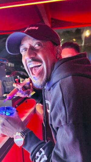 Jaleel White Instagram - Me at the RIP Bar 🪦 feeling FREE 🍹🍹🍹but not FALLING💀🤷🏽‍♂️ #universalhorrornights 🧟‍♂️ #alcoholinasyringe #whatanovelidea