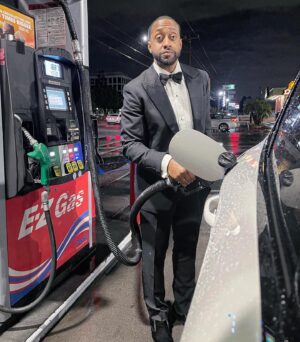 Jaleel White Instagram - HA! Things not taken for granted 🤵🏽‍♂️☔️#Pumpinghergasintherainwhilewearingatux 
L U V  Y A  B A B E 😉