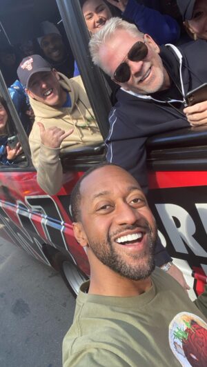 Jaleel White Instagram - Minding my beeswax, grabbin’ a better than average slice of pizza with my favorite quarterback from childhood #randallcunningham 🍕 I look over my shoulder and see a whole TMZ bus eyeing my leftovers like #yougonnafinishthat ? 👀 

Harvey you owe me a pie 😉🍕

@rcunninghamng 🏈