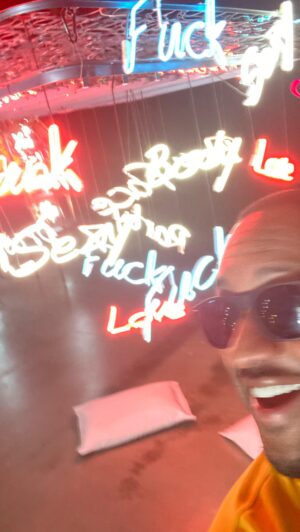 Jaleel White Instagram - Imagine you’re at an art and music festival having the time of your life and the ONE guy they refuse access to for whatever reason, decides to retaliate like this ‼️🎶 #howvillainsaremade 🧛🏼‍♂️ #villainoriginstory #ifpettywasaperson 👑 #checkmate ♟