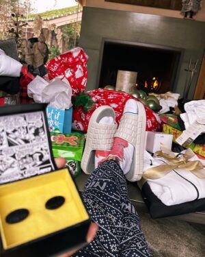Jaleel White Instagram - My not so little volleyball player over here is still a kid at heart ☺️🏐🎁 #MerryChristmas #HappyFestivus Just spread joy ‼️ #GiveMoneyToAStranger #AssistAnOlderPerson #SurpriseARetailWorkerWithAGift #TakeSomeoneElsesPlatetoTheKitchen #CleanItAndPutItInTheWasher