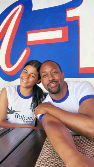 Jaleel White Instagram - Remember back in the day before the public school system gave a damn about any one student’s feelings?  Out of the blue, on any given day your elementary school teacher would randomly select a handful of kids to go into an empty classroom and take a test, mostly comprised of reading comprehension questions.  If you did well on that test, you were labeled an “honors student,” and almost immediately placed into a new classroom with other kids who like yourself, performed well on that test.  And the only time you crossed paths with the kids from your previous classroom was in the hallways and during lunch.  Nice and neat, all sorted out, right?  Welp!  Thanks to Instagram and social media Lords everywhere, all of those kids from that first overpopulated classroom have been reintroduced to our lives in the form of — comments 😂😂😂😂😂😂 and their reading skills have not improved much since 👏🏽👏🏽👏🏽👏🏽 

There’s no need to single out any one commenter, but in light of the mixed reviews I received on my last post, the good folks here @jaleelwhite have politely asked that I clarify that post to help out our old pals who never quite grasped subtext or that boring reading thing📖 2023 is the era of inclusion & we aim to please 👍🏽

Jamaican dancehall is quite well known as a form of dance. It may not be your cup of tea but they have a right to dance however they wish, especially in their own country and Jamaicans are some of the most rhythmically gifted people in the world 🇯🇲🫶🏽 I was not making fun of Jamaican dancehall in anyway.  But rather what a show for a father/daughter to be treated to unexpectedly while on vacation 🫣😂 One of the best things I love about my daughter is her natural sense of humor.  We didn’t need to snitch to hotel management, or announce what IG pages we would be unfollowing, nope.  She and I politely exited, laughing in tears and headed off to find some gelato.  If any of you here ever feel offended by something we’ve posted here @jaleelwhite we urge you with love to politely exit without public announcement and treat yourself to a fine waffle bowl of gelato 🍨 #asenseofhumorisaterriblethingtowaste 

@linsteezz #repost
