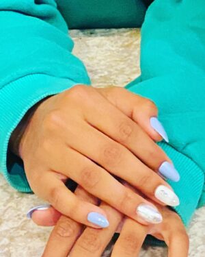Jaleel White Instagram - So I decide to bring ice cream home as a surprise 🍨 I look down and see Ms. Seventh Grade has gotten herself a colorful array of video vixen acrylic nails 💅🏽 and we TALKED ABOUT THIS and how it was NOT allowed 🤬 I’m immediately HEATED but I stay chill.  Why did you do this behind my back ?  I just wanna know what made you do it?  And how would you handle it if you were me and I was the daughter here?  I’m super chill about it.  No yelling at all.  I see her & my gal glancing at each other… these foolz have taped FAKE Acrylic nails to her fingernails just to see what I would do 👏👏👏👏👏👏👏 #wellplayed #aprilfools #aprilfools1st #YouGotDaddyGood #BoltUp ⚡️ #keepyourcoolfellasalways 😏