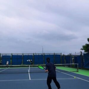 Jam Hsiao Instagram - 天氣真好 
打球真開心
@jaychou 打的真好！等我回來再戰💪🏻
謝謝 @lok666 經常請我們打球🤣🥎
今天走太早沒跟你拍到照
幫你p上去了 
大家喜歡哪張p圖
回家時經過籃球場 還是受不了 跟薇閣的同學打了場籃球🏀
#tennis
#basketball 
#薇閣中學