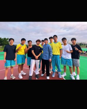 Jam Hsiao Instagram - 天氣真好 
打球真開心
@jaychou 打的真好！等我回來再戰💪🏻
謝謝 @lok666 經常請我們打球🤣🥎
今天走太早沒跟你拍到照
幫你p上去了 
大家喜歡哪張p圖
回家時經過籃球場 還是受不了 跟薇閣的同學打了場籃球🏀
#tennis
#basketball 
#薇閣中學