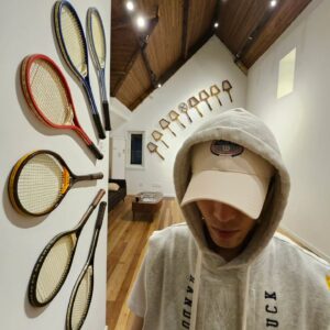 Jam Hsiao Instagram - .
上海網球行
首先打了一場網球
看了一個很特別的球拍展
然後看了一場男單1/4
最後見了老費一面還得到一張簽名球卡
哈哈哈哈哈哈哈哈哈哈哈哈哈

@summer_lin_627
@rogerfederer
#費德勒
#上海
#tennisisart
#大師賽超級開場
#费德勒
#球星卡
#tennis
#網球
