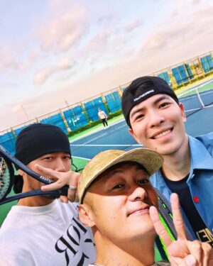 Jam Hsiao Instagram - 天氣真好 
打球真開心
@jaychou 打的真好！等我回來再戰💪🏻
謝謝 @lok666 經常請我們打球🤣🥎
今天走太早沒跟你拍到照
幫你p上去了 
大家喜歡哪張p圖
回家時經過籃球場 還是受不了 跟薇閣的同學打了場籃球🏀
#tennis
#basketball 
#薇閣中學